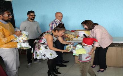 Hijos de internas de Santa Martha reciben regalos de Navidad