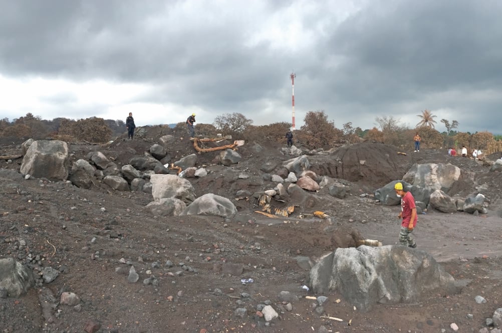 Inhóspito, gris, con grandes piedras en el suelo arenoso. Así luce la Zona Cero, en las faldas del Volcán de Fuego de Guatemala, que hizo erupción el pasado 3 de junio. (ELOÍSA FARRERA)