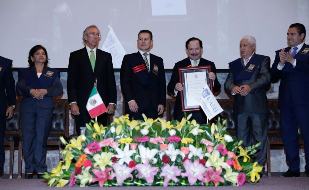 La Universidad Autónoma del Estado de Hidalgo (UAEH) otorgó  al Licenciado Juan Francisco Ealy Ortiz, Presidente  Ejecutivo y del Consejo de Administración de EL UNIVERSAL el grado de "profesor honorario asesor"
