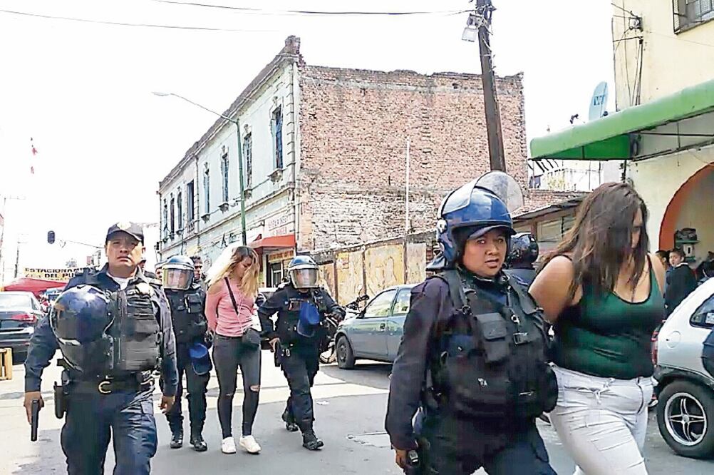 Zona asegurada. La Secretaría de Seguridad Pública de la CDMX implementó el operativo “Blindaje Tepito”, para reforzar la seguridad en la zona (ESPECIAL)