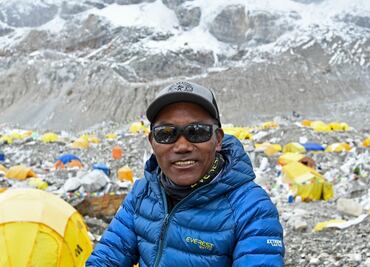 Escalador nepalí alcanza récord con 27 subidas al Everest
