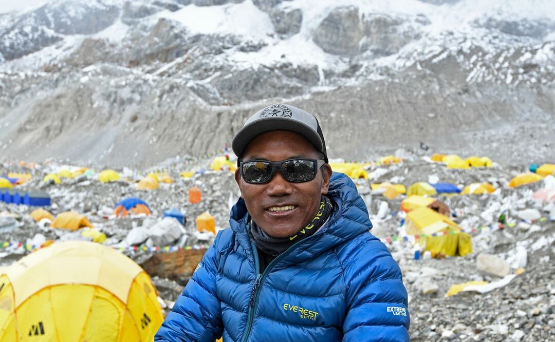 Kami Rita Sherpa alcanzó la cima del Monte Everest por 27ª vez el 17 de mayo, recuperando el récord de la mayor cantidad de cumbres de la montaña más alta del mundo. Foto: AFP