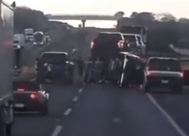 Bloquean autopista para robar camionetas de lujo en Jalisco