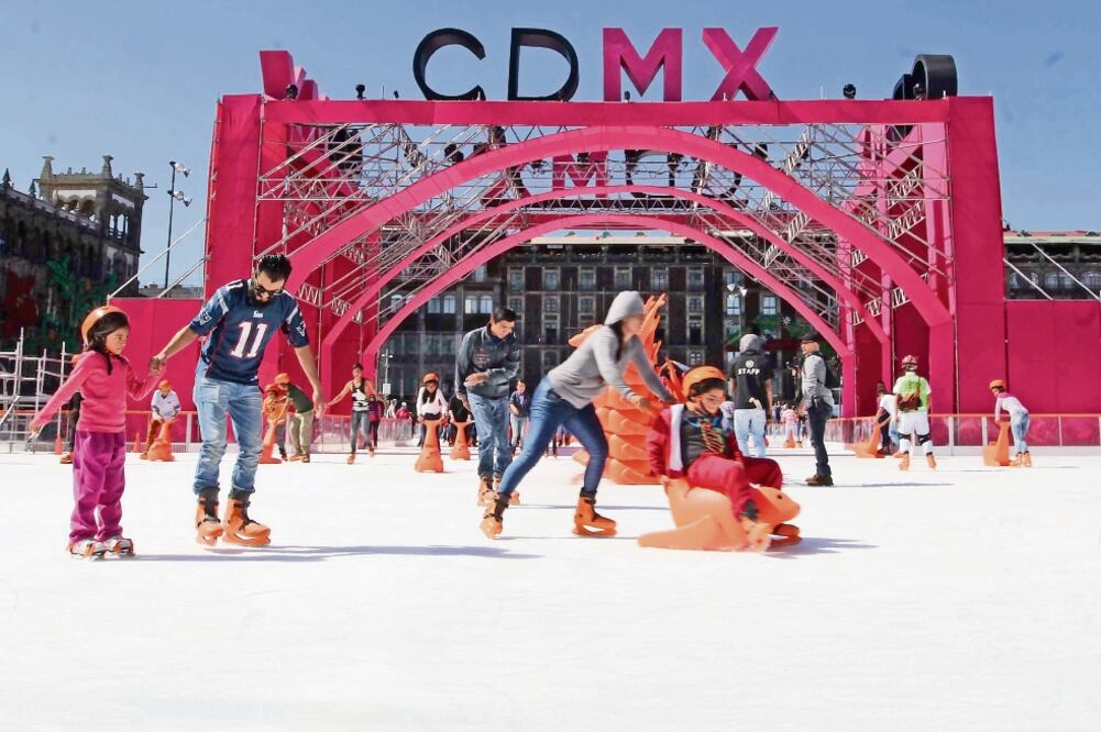 Capitalinos de todas las edades aprovecharon la apertura de las amenidades de Navidad en la plancha del Zócalo para disfrutar del sábado (FOTO: GERMÁN GARCÍA. EL UNIVERSAL)