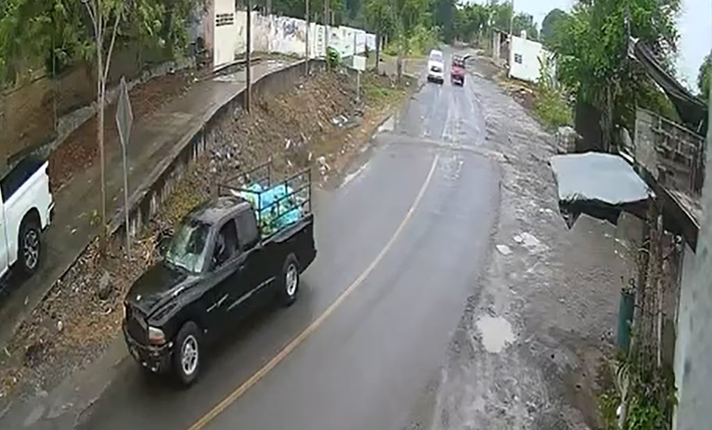 09:30 Los vehículos son captados al entrar a la localidad de San Vicente, a 4 kilómetros del centro de Coahuayana, Michoacán. Foto: captura de pantalla