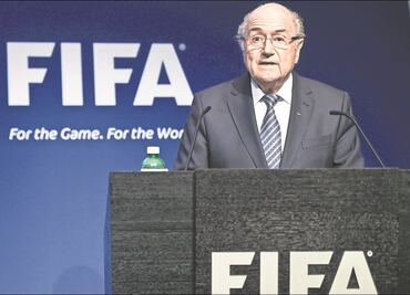 Joseph Blatter, acusado de fraude por contratos de televisión