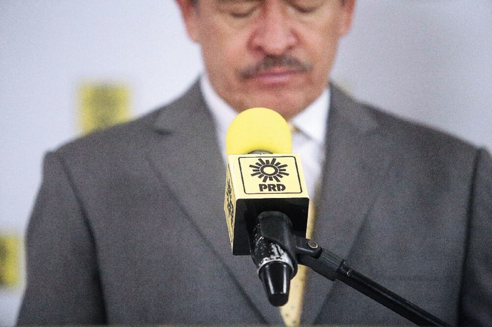 En conferencia de prensa, Carlos Navarrete Ruiz aclara que el acuerdo no es una despedida adelantada a su cargo, toda vez que entre mañana y el sábado pondrá su puesto a consideración de los 400 consejeros del sol azteca (ALEJANDRA LEYVA. ELUNIVERSAL)