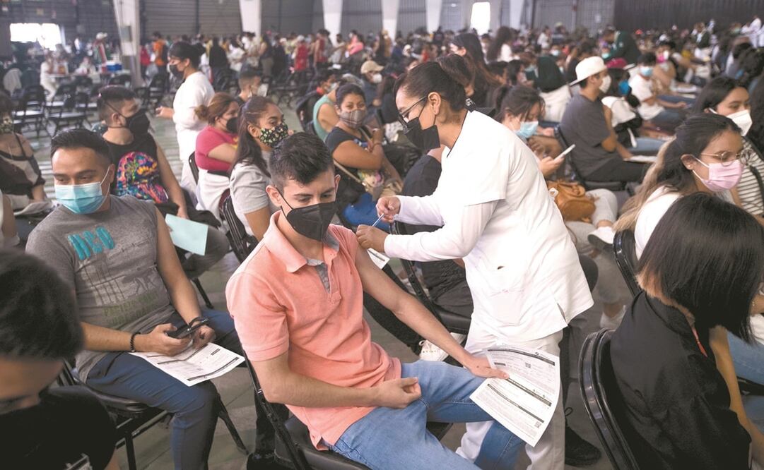 Jóvenes son vacunados en la capital. El martes, según la Ssa, se aplicaron 781 mil 21 dosis. Foto: Germán Espinosa/ EL UNIVERSAL.