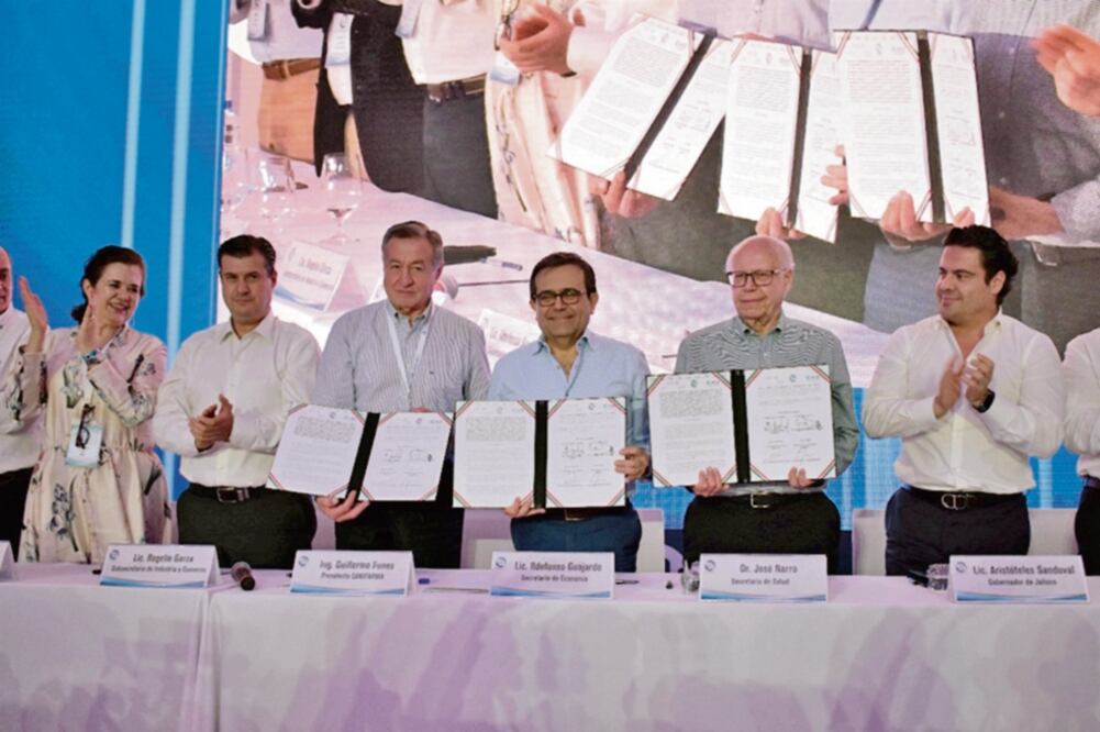 El subsecretario de Industria y Comercio, Rogelio Garza; el presidente de la Canifarma, Guillermo Fuentes Rodríguez; el secretario de Economía, Ildefonso Guajardo (ESPECIAL)