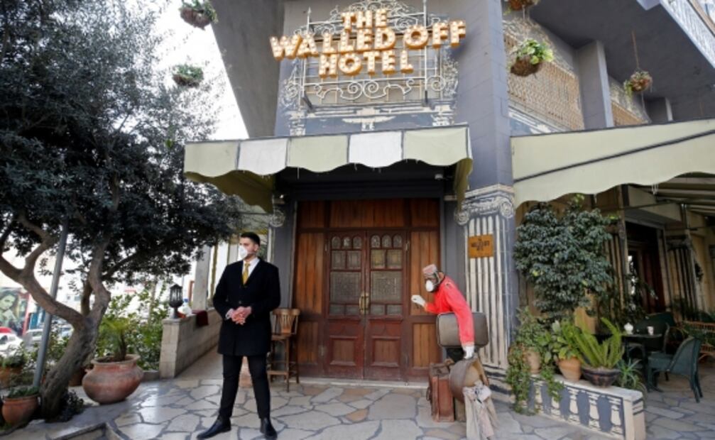 Banksy protege a su mono botones del coronavirus