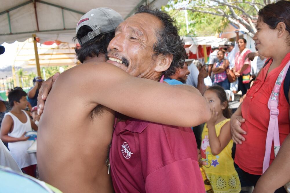 Martimiano Nava, Pedro Cosme y Obed Jiménez Martínez fueron recibidos por sus familiares y atendidos por la Cruz Roja (FOTOS: ROSELIA CHACA. EL UNIVERSAL)
