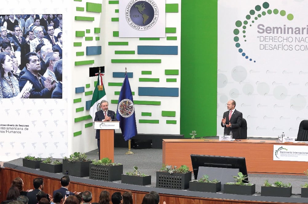 Luis María Aguilar, ministro de la Suprema Corte de Justicia de la Nación (izq.), y Roberto Caldas, presidente de la Corte Interamericana de Derechos Humanos, durante la inauguración del seminario internacional (BERENICE FREGOSO. EL UNIVERSAL)
