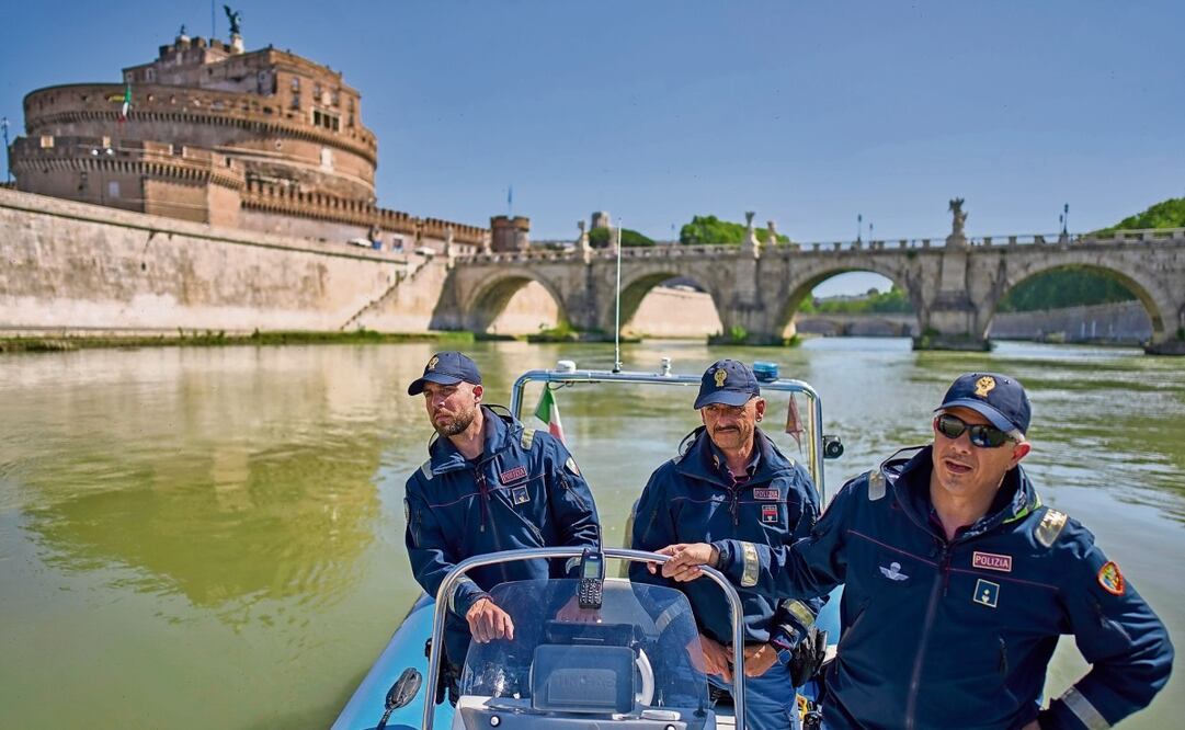 Policías italianos patrullan en el río Tíber, cerca del Vaticano, con el castillo de Sant’Angelo al fondo. Foto: Bernat Armangue / AP