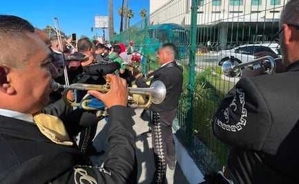Con mariachis, aficionados muestran su apoyo a la selección de Irán en Tijuana; regalan camisetas del equipo