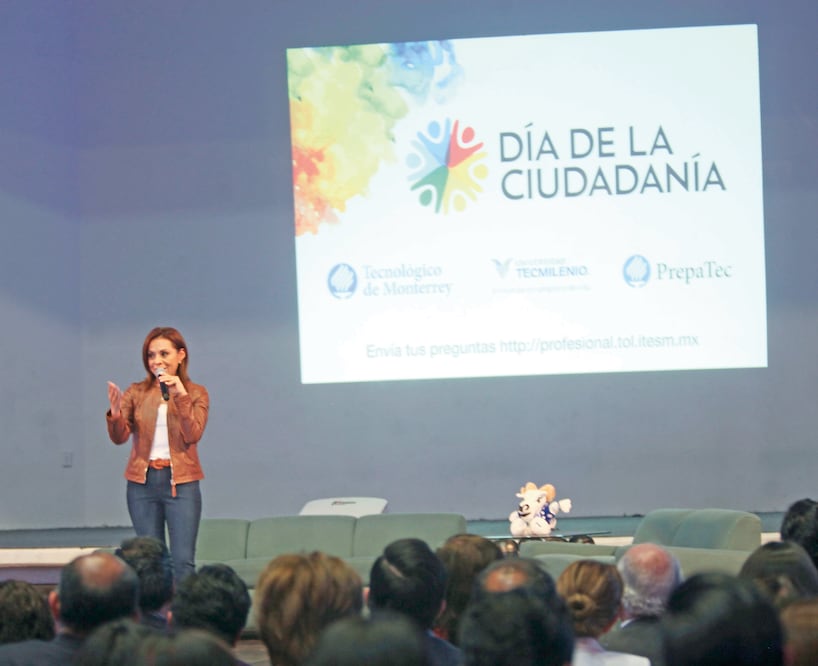 La panista dijo a los alumnos que es indispensable que no dejen de participar en los comicios para que haya un cambio en el Estado de México (JORGE ALVARADO. EL UNIVERSAL)