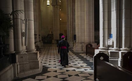 Autora de novelas erótico-satánicas contrae matrimonio con obispo y lo suspenden