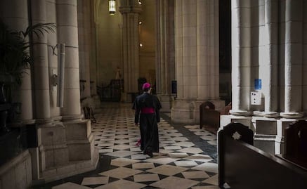 Autora de novelas erótico-satánicas contrae matrimonio con obispo y lo suspenden