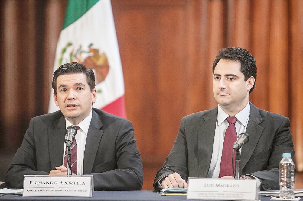 Fernando Aportela, subsecretario de Hacienda, y Luis Madrazo, titular la Unidad de Planeación, ayer en conferencia (YADÍN XOLALPA. EL UNIVERSAL)