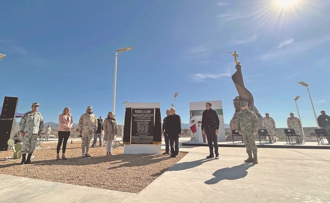 Acompañado por representantes de las familias, de la gobernadora de Sonora y del titular de Sedena, el Presidente inauguró el memorial. Foto: PRESIDENCIA