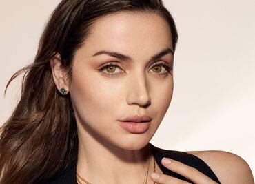 Ana de Armas combina elegante traje de falda con bralette