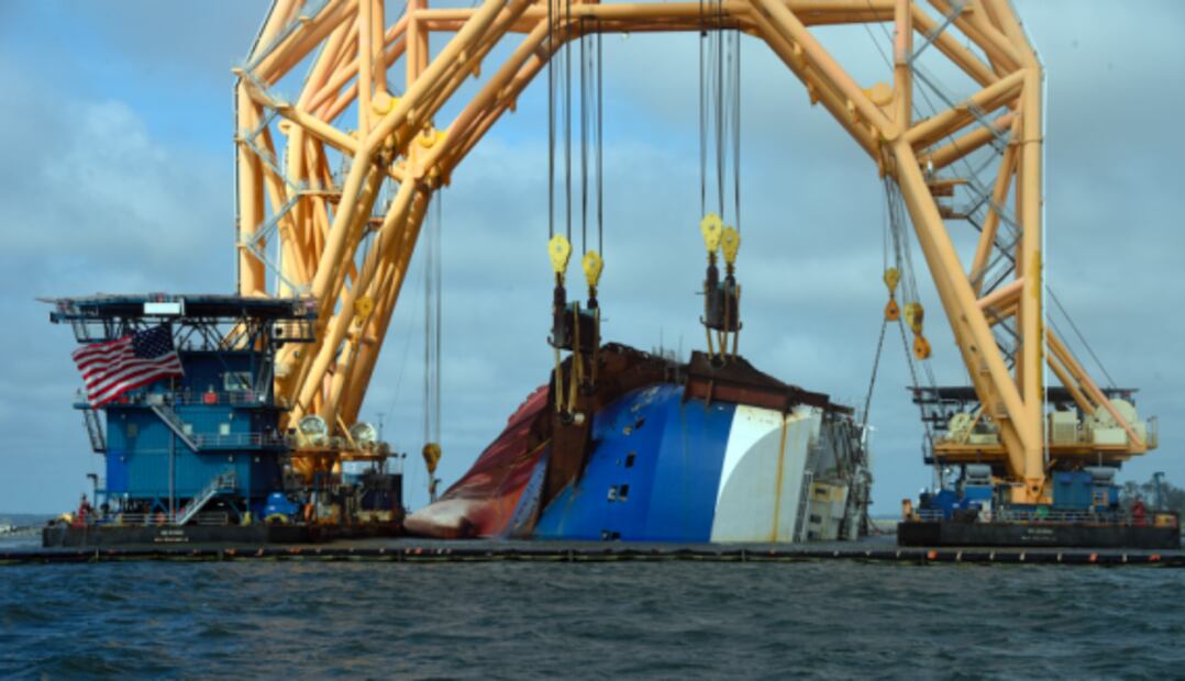 Barco con más de 4,000 autos que pasó un año volteado en el mar es cortado a la mitad