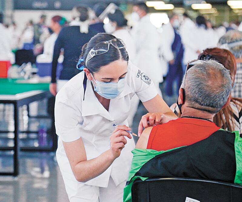 Con la suma de los médicos militares y navales a la jornada de vacunación contra el Covid-19 se incrementará el número de personas inmunizadas diariamente, aseguró el presidente Andrés Manuel López Obrador. Foto: XINHUA