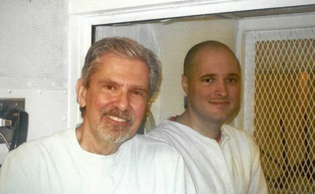 Kent Whitaker junto a su hijo Bart, que había sido condenado a muerte (Foto: AFP)