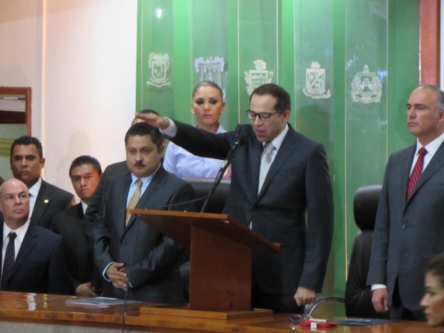 Ignacio Peralta Sánchez rindió protesta ante el pleno del Congreso de Colima como gobernador constitucional (Raúl Torres / EL UNIVERSAL)