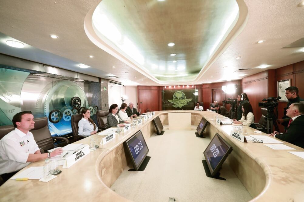 Los aspirantes a la jefatura de Gobierno, Mikel Arriola (PRI), Mariana Boy (PVEM), Purificación Carpinteyro (Nueva Alianza), Lorena Osornio (independiente) y Marco Rascón (Partido Humanista) en el debate organizado por EL UNIVERSAL. (ALEJANDRA LEYVA. EL )