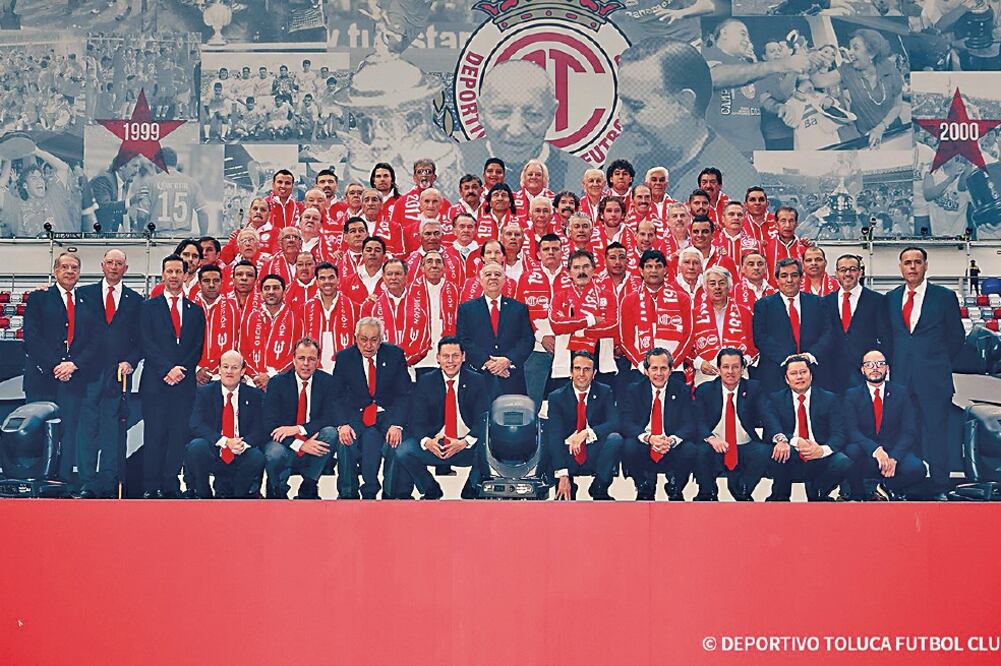 La foto del recuerdo, en la que se juntaron jugadores y directivos históricos. (TWITTER)