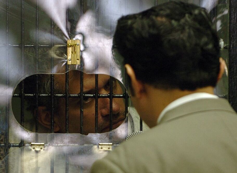 José Luis Calva "el caníbal de la Guerrero" tras la rejilla de práctica del Reclusorio Oriente, en 2007. FOTO: EFE