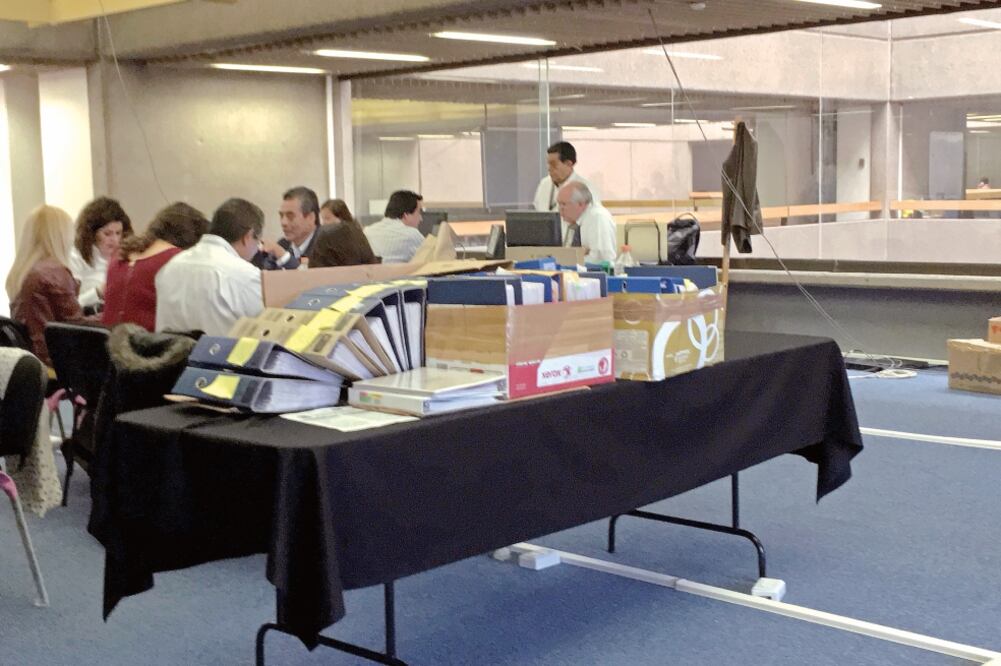 En el nuevo edificio de la SEP, los empleados realizan su labor apretados, por lo que están trabajando por turnos.