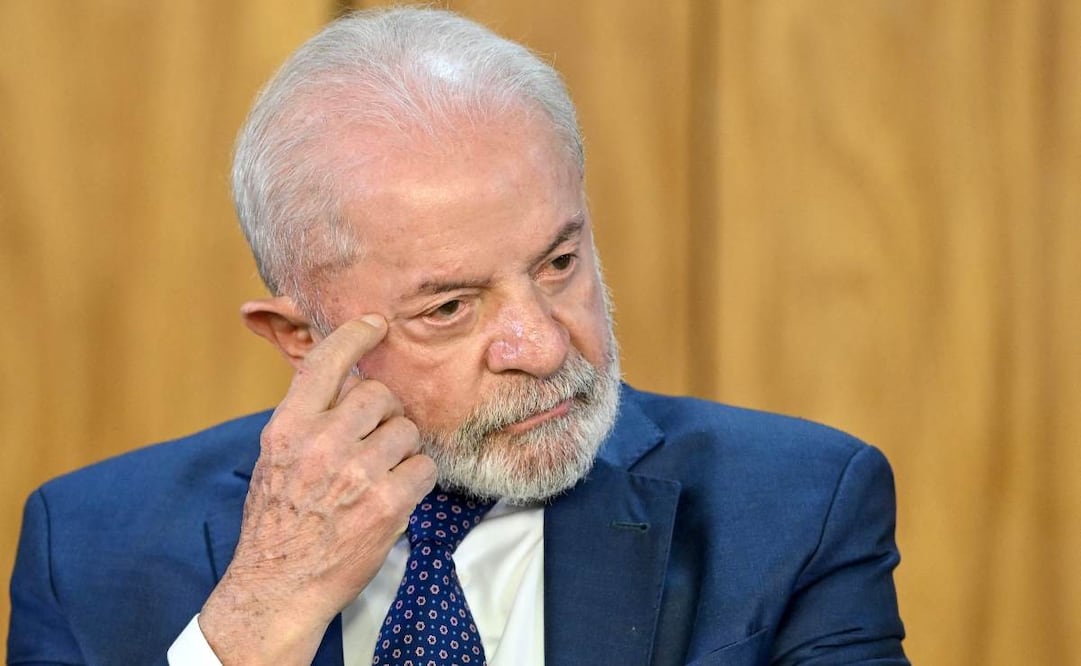 El presidente de Brasil, Luiz Inácio Lula da Silva, gesticula durante la firma de un decreto con medidas para mitigar el impacto económico del aumento de hasta un 50 % en los aranceles de importación a productos brasileños impuesto por el gobierno estadounidense en el Palacio de Planalto, Brasilia, el 13 de agosto de 2025. El presidente de Brasil, Luiz Inácio Lula da Silva, denunció el despliegue militar de Estados Unidos en el mar Caribe el 8 de septiembre de 2025, durante una reunión virtual de los países BRICS. Foto: AFP