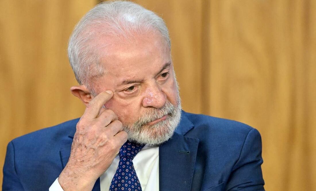 El presidente de Brasil, Luiz Inácio Lula da Silva, gesticula durante la firma de un decreto con medidas para mitigar el impacto económico del aumento de hasta un 50 % en los aranceles de importación a productos brasileños impuesto por el gobierno estadounidense en el Palacio de Planalto, Brasilia, el 13 de agosto de 2025. El presidente de Brasil, Luiz Inácio Lula da Silva, denunció el despliegue militar de Estados Unidos en el mar Caribe el 8 de septiembre de 2025, durante una reunión virtual de los países BRICS. Foto: AFP