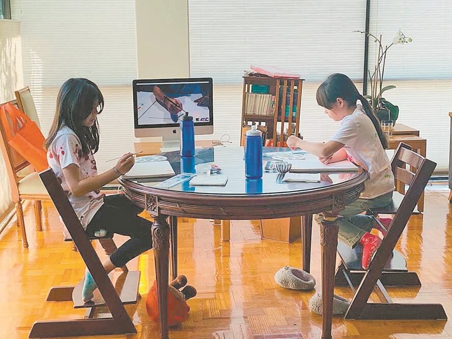Niños toman clases desde su casa con la artista y maestra Mónica Herrera. FOTOS: CORTESÍA DE LOS ARTISTAS Y MAESTROS