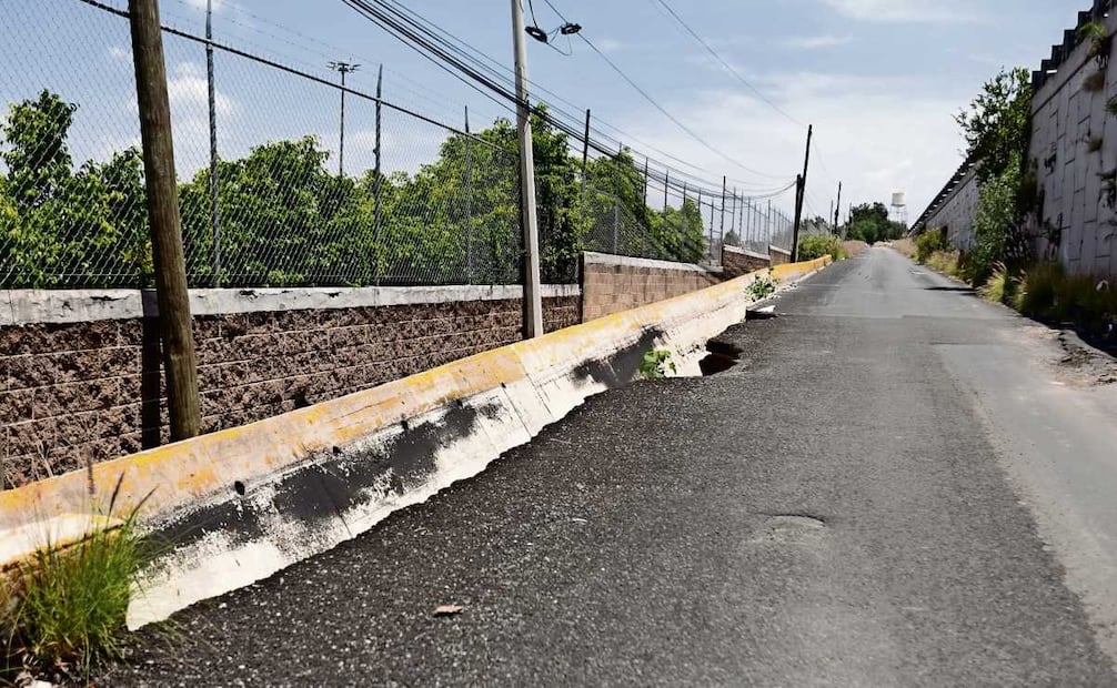Por el camino donde se encuentra el socavón pasan con dificultad autos compactos y motos de los pobladores aledaños. Foto: Paola Reyes
