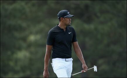 Golfista se luxa el tobillo y él mismo se lo compone