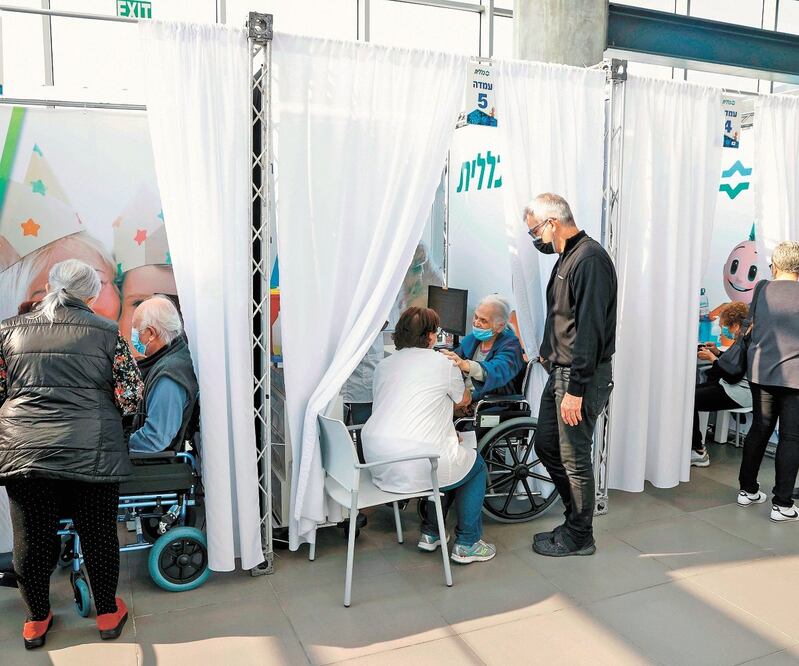 Israelíes llegan para vacunarse contra el Covid-19, en el Centro de Servicios Sanitarios Clalit, en Tel Aviv. Hasta el viernes pasado, se habían vacunado un millón de personas y el gobierno afirma que serán 2 millones para finales de enero. JACK GUEZ. AFP