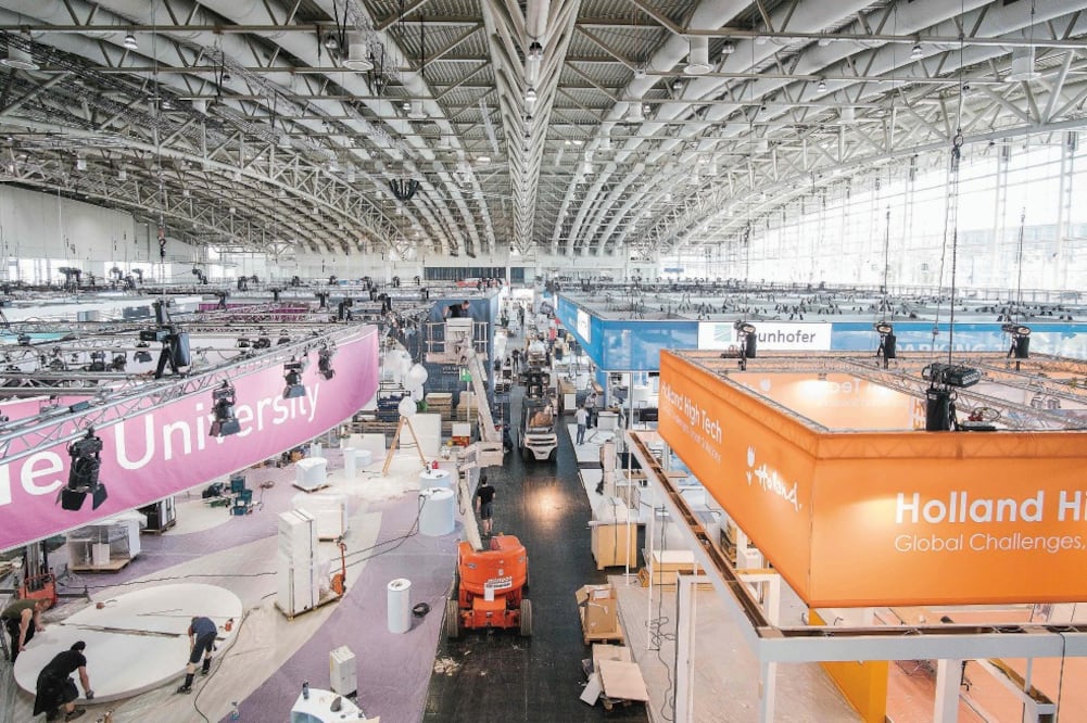 Trabajadores instalaban los stands para la Feria Industrial de Hannover que será del 23 al 27 de abril, la cual inaugurará el presidente Enrique Peña Nieto. Foto: AFP