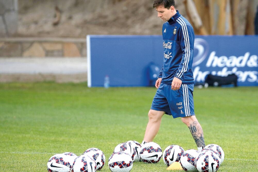 Lionel Messi ensayó pases largos y recepciones para el partido contra México (IMAGO7)