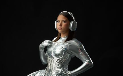 Victoria Mayer Camil debuta como modelo con vestido de quinceañera futurista