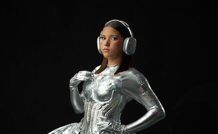 Victoria Mayer Camil debuta como modelo con vestido de quinceañera futurista