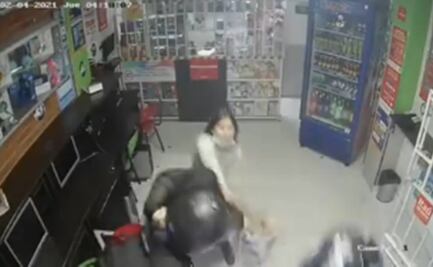 Niña de 14 años ataca a machetazos a ladrones armados para defender a su mamá en Colombia