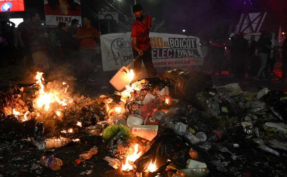 Simpatizantes del partido gobernante Libertad y Refundación (LIBRE) queman basura durante una protesta para denunciar el fraude electoral en las últimas elecciones en Tegucigalpa el 15 de diciembre de 2025. Observadores de América y Europa afirmaron el 15 de diciembre de 2025 que no había motivos para sospechar fraude en las recientes elecciones hondureñas, pero criticaron la lentitud del recuento de votos, ya que el candidato preferido del presidente estadounidense Donald Trump mantenía una ligera ventaja. Foto: AFP