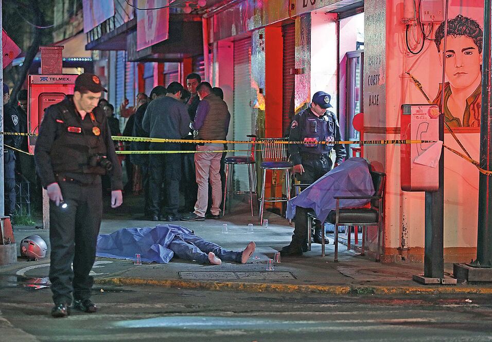 Uno de los cuerpos fue encontrado sobre una silla, mientras que el segundo quedó sobre la cinta asfáltica, a aproximadamente 200 metros de la cancha (VALENTE ROSAS. EL UNIVERSAL)