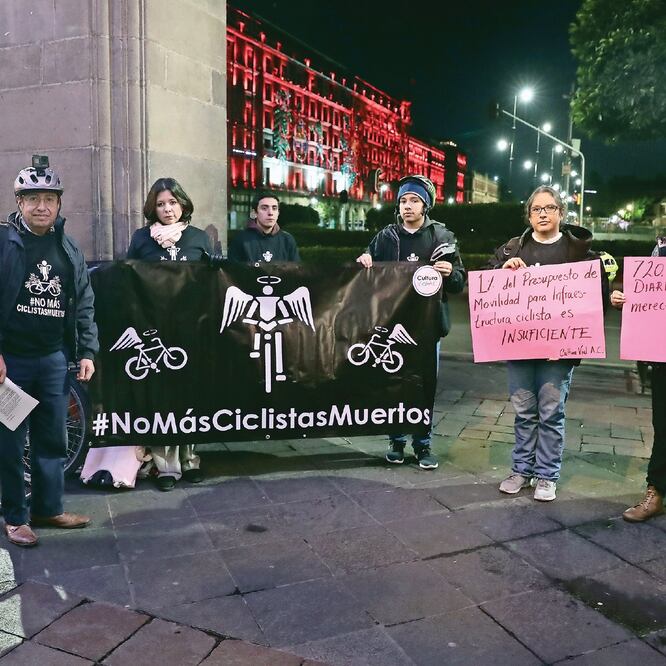 Un grupo de ciclistas y la asociación civil Cultura Vial acudieron ayer a una audiencia con la jefa de Gobierno de la Ciudad, Claudia Sheinbaum. BERENICE FREGOSO. EL UNIVERSAL