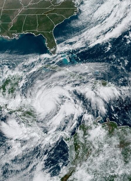 "Eta" ya es un poderoso huracán categoría 4; amenaza a Quintana Roo y Centroamérica