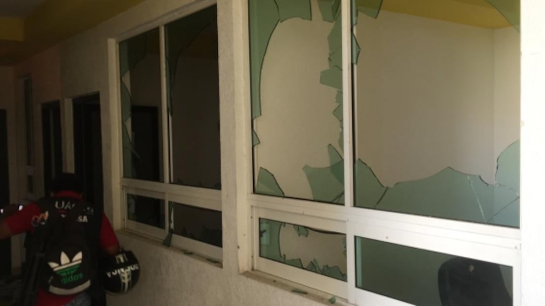 Normalistas de Ayotzinapa causan destrozos en instalaciones del PRD en Guerrero