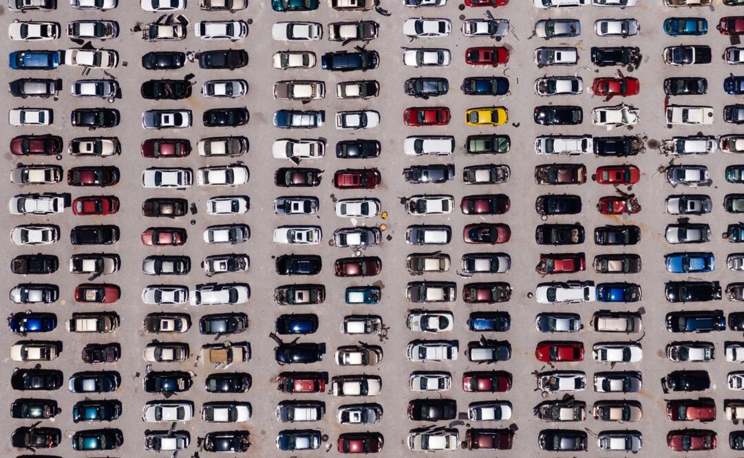 Estacionar el auto en batería en una sola maniobra requiere de practica. Imagen: Pexels