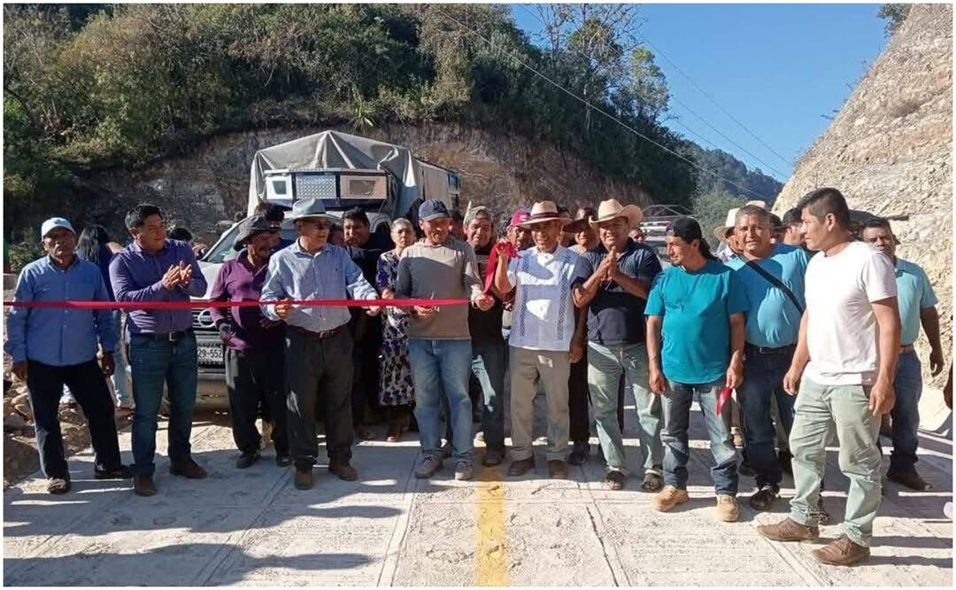 Entre los detenidos se encuentran el presidente municipal, Marciano Montes Ortiz, así como un síndico, una regidora de obras, el secretario municipal, el tesorero municipal y otros empleados de la comunidad enclavada en la Sierra Mixe (9/01/2025). Foto: Especial
